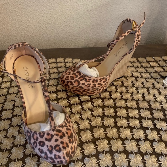 Shoe Dazzle Leopard wedge Size 5.5